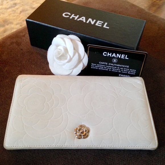 🚫SOLD🚫Chanel  Camellia Embossed Lambskin Wallet - Picture 2 of 8